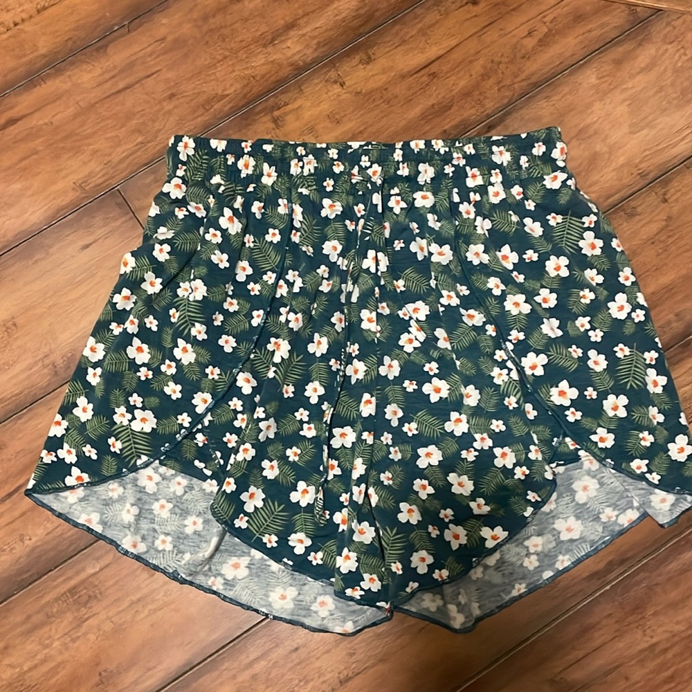 Navy & green floral knit shorts. Size large. New!